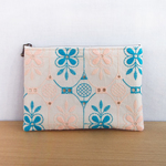 花模様刺繍のフラットポーチ　ブルー×ピンク
