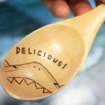 サメに食べられる　木のスプーン