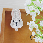 【再販】おすましウサギブローチ