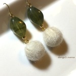 300円☆ファーボールチャーム(ホワイト)☆菱形アクリルビーズ(ビリジアン)のピアス/イヤリング