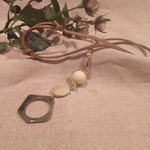 【ymrmama様専用】優しい色合いのアクリルリングの革ひもネックレス✨