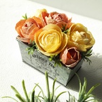 ブリキに貝殻の薔薇を飾って