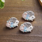 はりねずみさん　お花とキラキラ　ミニブローチ