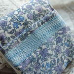 スモッキング刺繍のティシュケース　（ブルー刺繍）