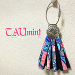 ピンク×ブルーのペイズリー柄タッセルチャームmini