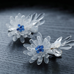 透明花のヘアクリップ（菊、青）