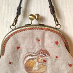リスの刺繍のがま口ポーチ