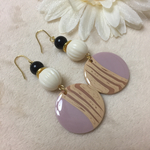 大人カッコイイ！木目調チャームの大ぶりピアス（ピンク）