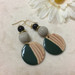 大人カッコイイ！木目調チャームの大ぶりピアス（カーキ）