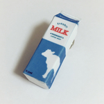 牛乳パック。ピンバッチ