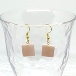 桜色シェルスクエアピアス