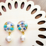 かすみ草とコットンパールのピアス blue