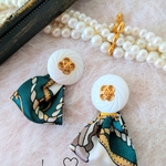 2way レトロBUTTONホワイト×グリーンスカーフ　ピアス