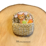 手刺繍のバスケット☆3匹の仔猫☆ブローチ