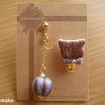 にゃんこと手鞠の刺繍イヤリング(茶猫と青紫手鞠)