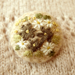 ウール地 モノトーン花のブーケ刺繍ブローチ