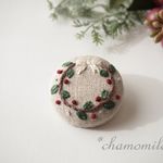 クリスマスリースの刺繍ブローチ