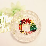今年のクリスマスはプレゼントがいっぱい♪プレゼントとツリーのブローチ。