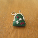 手刺繍の豆がま口〈お花とベリー〉
