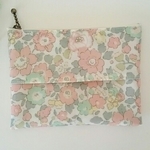 リバティ ラミネート ティッシュケース付きポーチ ＊ベッツィ