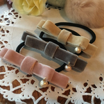 ベロアリボンとゆらゆらコットンパールのヘアゴム