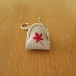 手刺繍の豆がま口〈もみじ〉