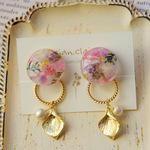 ミルキーカラーボタニカルとリーフチャームのイヤリング