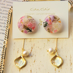 ミルキーカラーボタニカルとリーフチャームのピアス