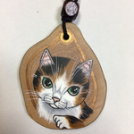 猫ペンダント(木製 三毛猫)