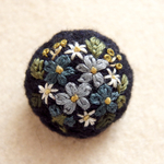 ウール地 ブルー小花刺繍ブローチ