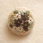 ウール地 モノトーン花のブーケ刺繍ブローチ