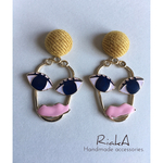 ニットカボションのお顔チャームピアス
