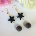ブラックスターとファーボールのピアス