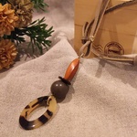 べっ甲色アクリル リングとビンテージビーズの革ひもネックレス