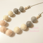 羊毛フェルトボールのネックレス