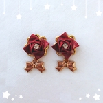 折り薔薇とリボンチャームのピアス イヤリング 赤 ワインレッド