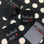 刺繍タグ挟み縫い付けタイプ