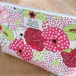 yhsm様オーダー品//ちょっと大きめポーチ＊花とシロクマさん /レッド