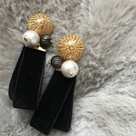 レースのレジンとベロアのタッセルピアス
