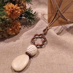 natural wood と可愛い❤編み玉 Flower wood ringの革ひもネックレス