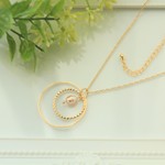 ～すべての大人女子に贈る～ダブルメタルサークルと淡水パールのネックレス