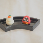 小さなお正月の縁起物(鏡餅とだるま)