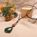 fan−shaped  green  革ひもネックレス