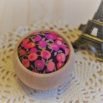 【再販】リバティ　コロンとした木の器のピンクッション　針山　[ウィルトシャー]