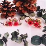 クリスマスカラーの花咲くイヤリング／ピアス