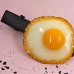 小さな目玉焼きのヘアクリップ