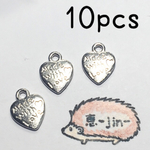 【300円均一】（10個）ハート型英字チャーム（シルバー）