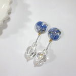 青い花びらの半球ゆらゆらクリアピアス/イヤリング