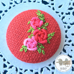 薔薇の刺繍のヘアゴム（くるみ釦 大）赤