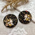 ツイードくるみボタン大振りビジューピアス